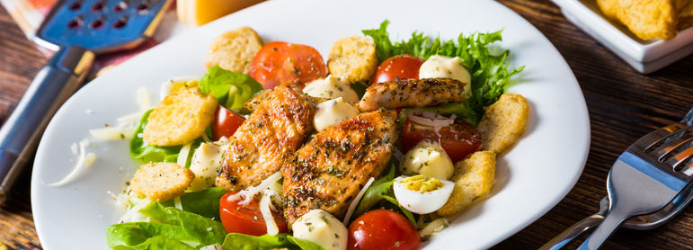 Salade poulet - idée recette facile Mysaveur