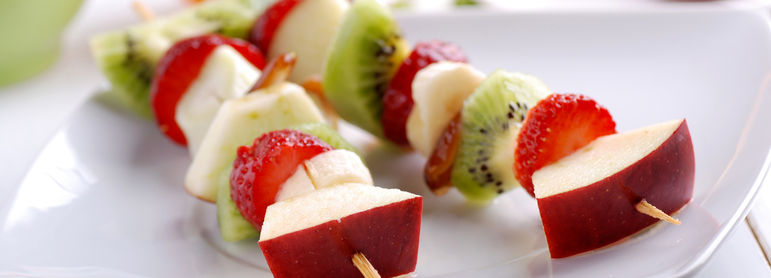 Brochettes de fruits - idée recette facile Mysaveur