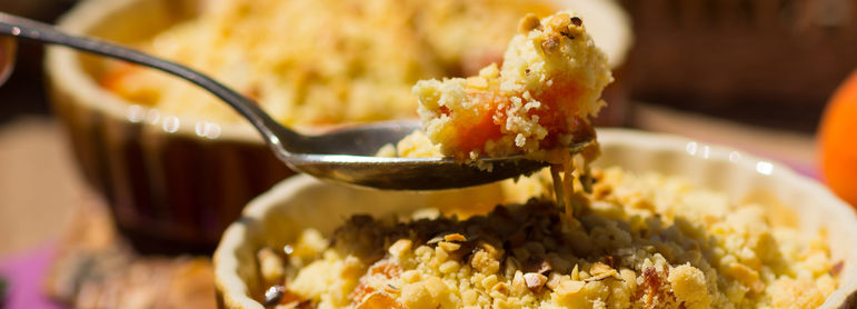 Crumble aux pêches - idée recette facile Mysaveur