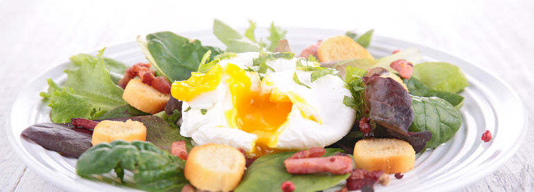 Salade lyonnaise - idée recette facile Mysaveur