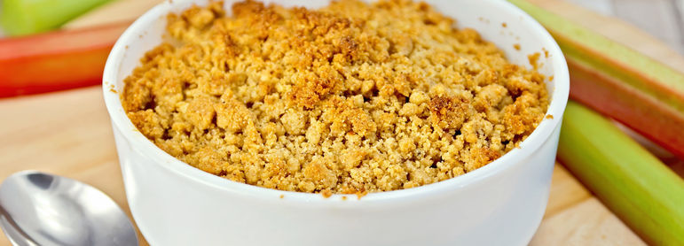 Crumble à la rhubarbe - idée recette facile Mysaveur