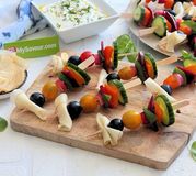 Brochettes de crudités et fromage avec sa sauce dip