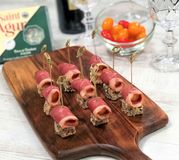 Brochettes de Saint Agur aux noisettes, melon et magret fumé