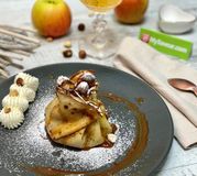 Aumônières pommes Tatin, caramel beurre salé et chantilly