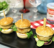 Mini-burger de brandade de morue, mâche et raifort