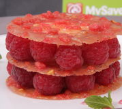 Millefeuille de tuiles de pralines roses aux framboises