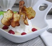 Ile flottante saveur vanille, chips de pomme verte et framboises