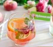 Sangria blanche à la pêche plate