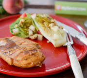 Escalope de poulet marinée au café et poêlée de sucrine