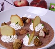 Soupe de pêches glacée, streusel pistache, tuiles et pêches caramélisées