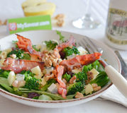 Salade croquante de brocoli aux noix et vinaigrette à l'érable