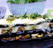 Millefeuille de moussaka aux rillettes d'oie, comté et légumes du soleil