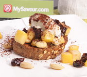Cérébrun caramélisé, poêlée de pommes, pruneaux et amandes, mascarpone vanillé
