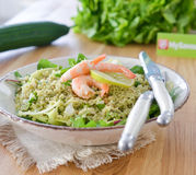 Salade de céréales tout en vert au pesto, citron vert et gambas