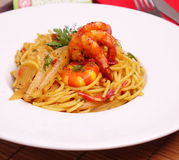 Spaghettis sans gluten aux crevettes, safran et fenouil