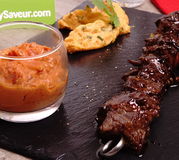 Brochette de boeuf, sauce tomate et son écrasée de patate douce