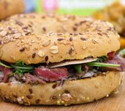 Bagel de faux-filet à la plancha et tagliatelles de légumes