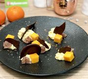 Éclats de chocolat, mousse de mandarine, marrons glacés et mangue