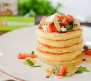 Pancakes aux tomates séchées et salade d'artichauts à l'italienne