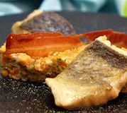 Risotto de lentilles corail à la coco, cabillaud poêlé et chips de lard