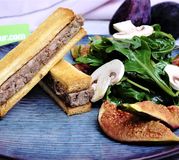 Croque-campagnard, roquette aux champignons, figues et vinaigrette à la groseille