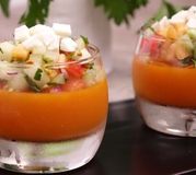 Panna cotta au gazpacho de melon et son tartare de légumes à la pistache