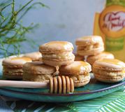 Macarons à l'amande & ganache au miel