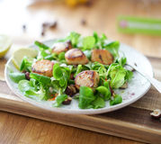 Salade de Saint-Jacques, noisettes et curry