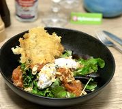 Salade de brandade, tuile de parmesan, concassée de tomate et vinaigrette framboise sésame