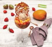 Minestrone de fruits, crème glacée à la noix et cage caramel