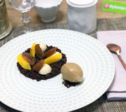 Terre de chocolat, panna cotta pralin, marron glacé, orange et glace chêne