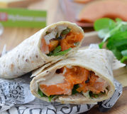 Wraps à la courge rôtie, houmous et graines de courge