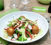 Croquette de cœurs de palmiers, lard en salade et vinaigrette d’avocat