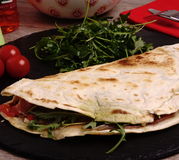 Piadina mozzarella-tomates, jambon cru et roquette