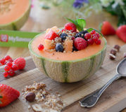 Salade de melon aux fruits rouges et dukkah sucré