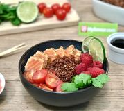 Bowl de quinoa rouge et tataki de saumon