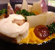Ballotine de volaille au foie gras, mousseline de carottes, navets glacés et marrons