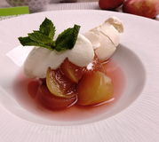 Soupe de pêches froide à la verveine comme un vacherin