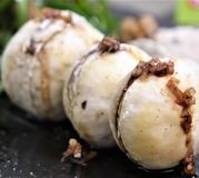 Macarons de champignons de Paris au Tartare noix et amandes