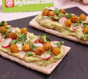 Tartines craquantes de sarrasin au houmous d’avocat