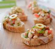 Crostinis de haricots blancs et sauce aux olives