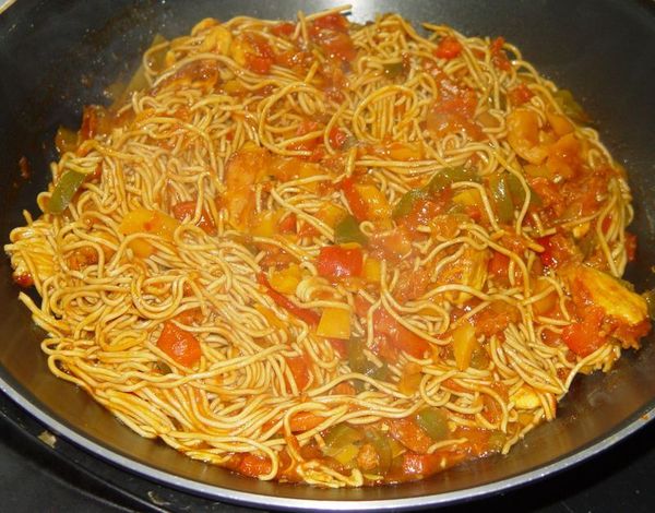 Wok de poulet aux légumes et nouilles chinoises