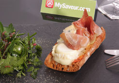 Tartine à la tomate séchée, jambon Serrano, chèvre, fourme d’Ambert et salade d’herbes - Festival des Pains