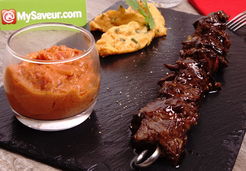 Brochette de boeuf, sauce tomate et son écrasée de patate douce - LE CABANON