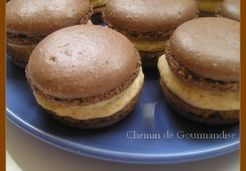Macarons au chocolat fourrés à la chantilly pain d'épices - Stephanie C.