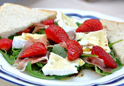 Salade de roquette aux fraises, fromages et vinaigrette - Christine L.