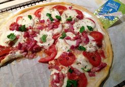 Pizza aux tomates mozzarella et dés de bacon - Christine L.