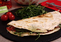 Piadina mozzarella-tomates, jambon cru et roquette - EspritzLibre